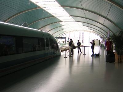 Der Transrapid von au&szlig;en; auf der rechten Seite Kevin